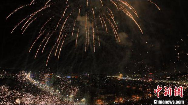 烟花在博湖县的夜空绽放。　年磊　摄