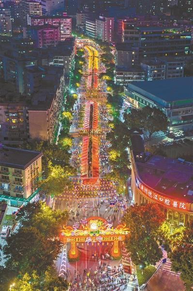 夜幕下的荔湾花市（资料图片 苏俊杰 摄）