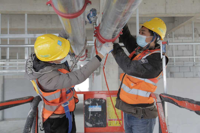 由中建三局一公司中南公司承建的宜昌楚能新能源锂电池产业园项目一期正在紧张施工。张路川摄