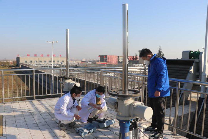 化验员在提取水样检测水质。张俊军摄