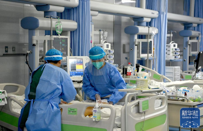 2022年12月31日，西安交通大学第一附属医院急诊科EICU的医务人员在护理重症患者。