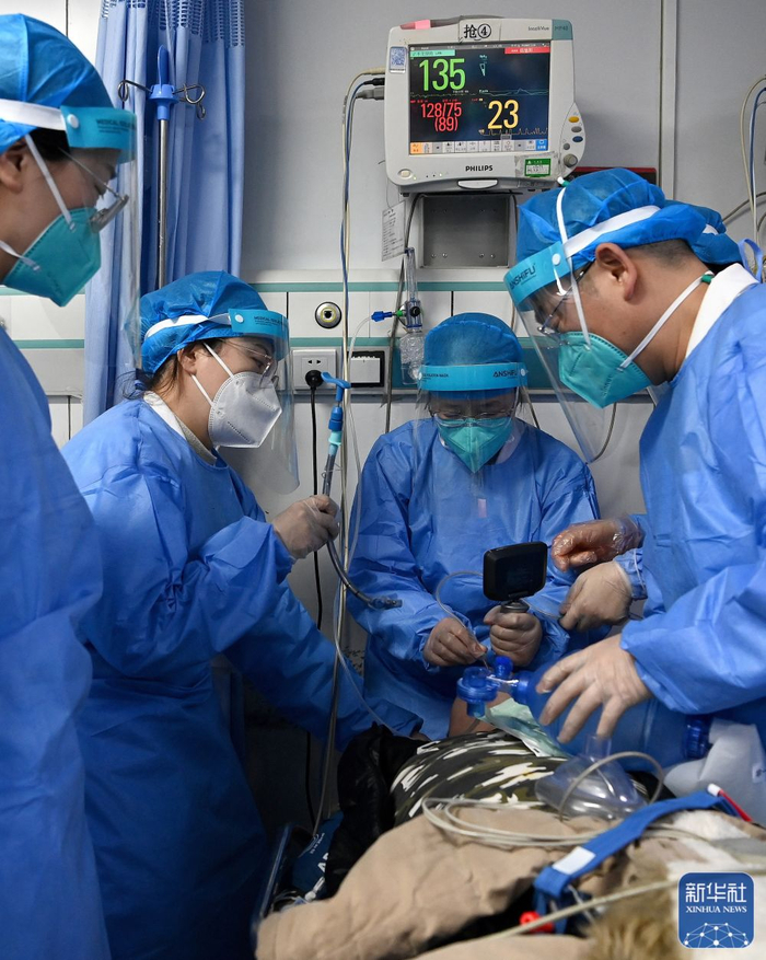 2022年12月31日晚，西安交通大学第一附属医院急诊科的医务人员为病人进行气管插管。