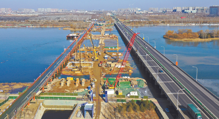 石家庄市复兴大街市政化改造滹沱河特大桥建设项目加速推进。记者 张 震 摄