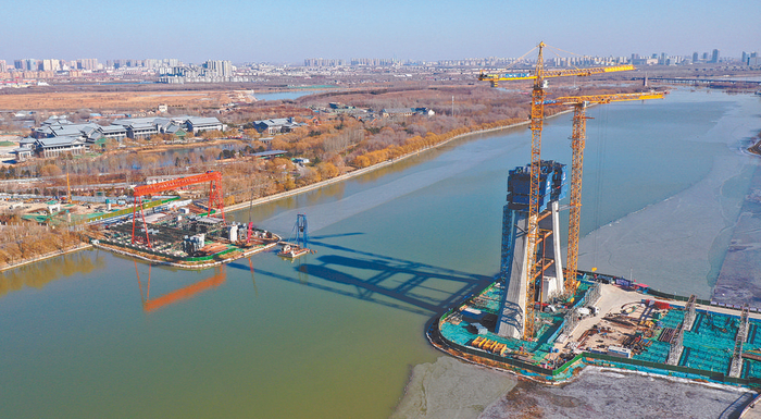 石家庄市学府路东延跨太平河桥梁工程桥梁主塔塔柱已现雏形。张 震 摄