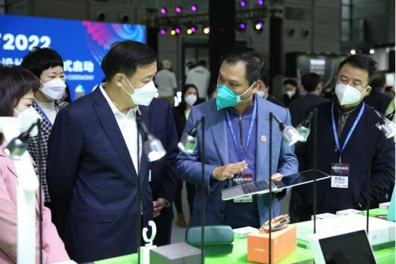 　　▲三诺集团董事长刘志雄向各位领导及嘉宾介绍了云电脑等三诺旗下的创新智慧产品,赢得一片赞许