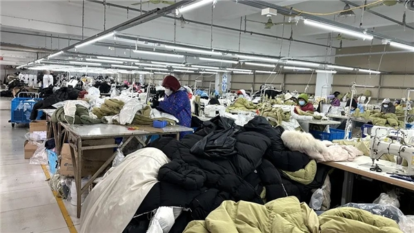 　　▲徐佳杰与朋友合伙创办的线下工厂。