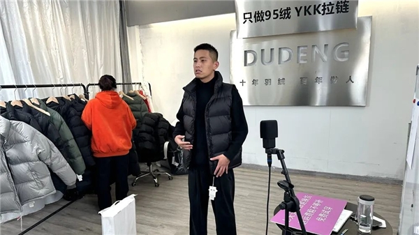 　　▲男装独等旗舰店直播间现场。