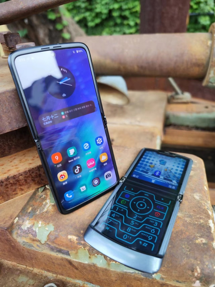  图源：品玩 LU摄 razr2022（左）razr 5G（右）