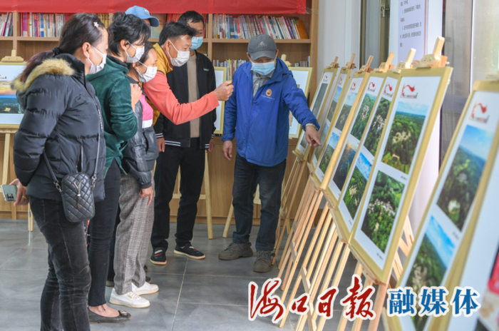　　大坡镇举办大坡摄影作品展，村民在参观摄影展的同时，进行摄影培训。海口日报融媒体记者 苏弼坤 摄