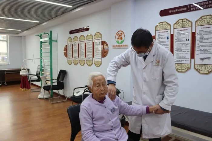 衡水市老年养护中心医护人员为老人做康复训练。（资料图片）