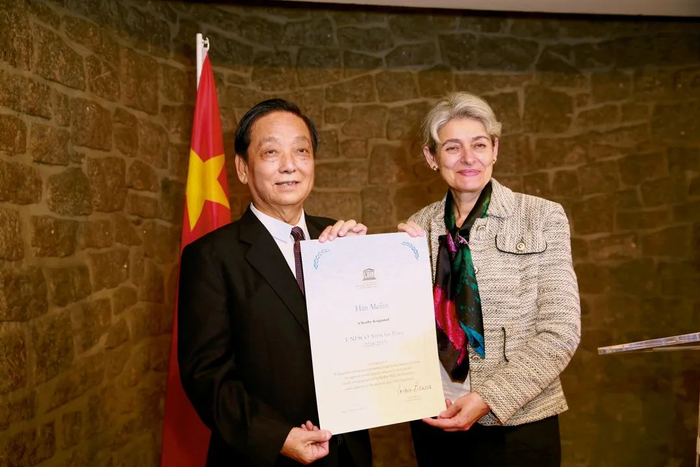 ▲时任联合国教科文组织总干事博科娃给韩美林颁发“和平艺术家”证书