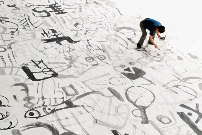 ▲美林创作巨幅“天书”作品