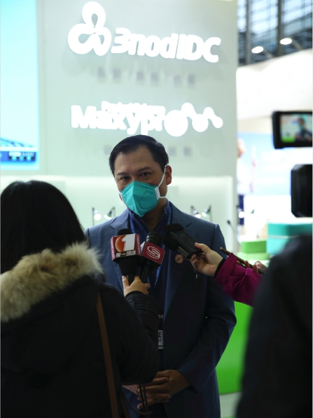 　　▲深圳市工业设计行业协会创会会长、三诺集团董事长刘志雄接受媒体采访