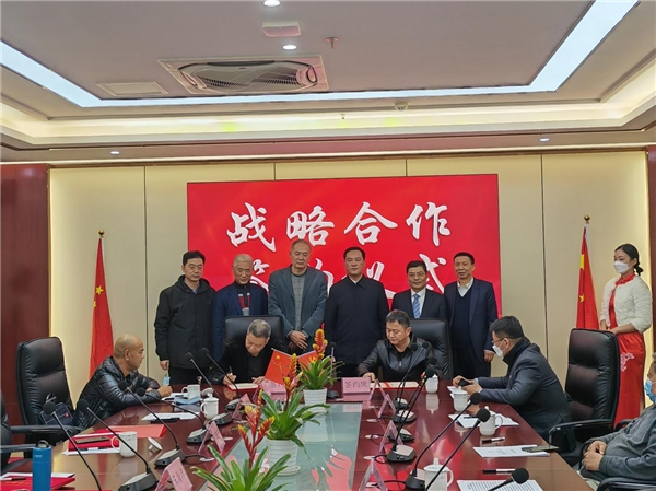 　　图:办事处与平台运营公司代表签署合作协议