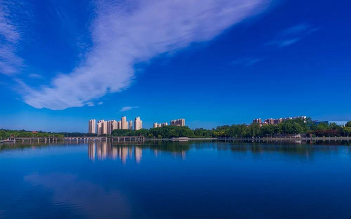 　　永济公园及远处的高楼