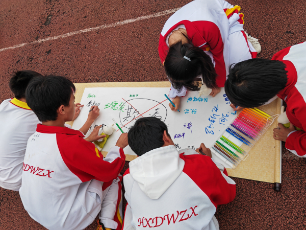 　　益童守护计划联合社区、校园等,共同发起安全普法活动