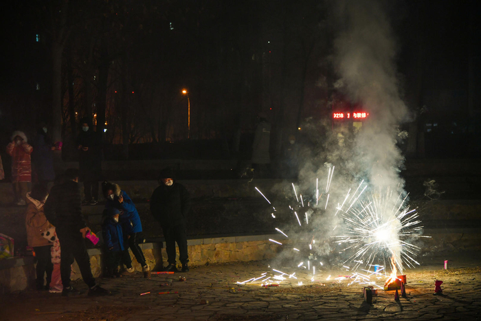 ↑2023年1月1日，天津滨海新区一小区里，居民燃放烟花爆竹欢庆新年元旦。图据视觉中国