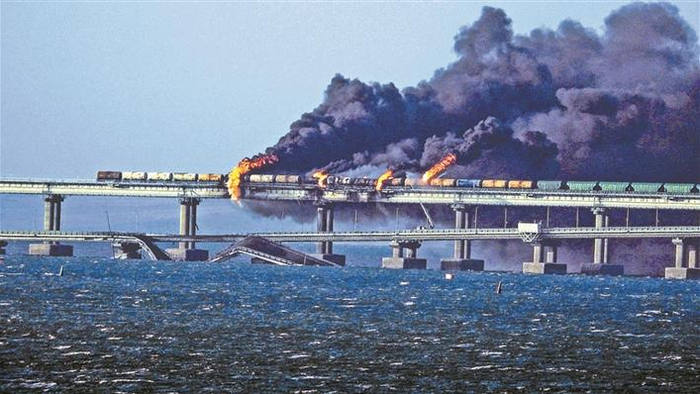     2022年10月8日，在克里米亚刻赤海峡附近，一辆卡车爆炸，导致克里米亚大桥被炸毁。视觉中国