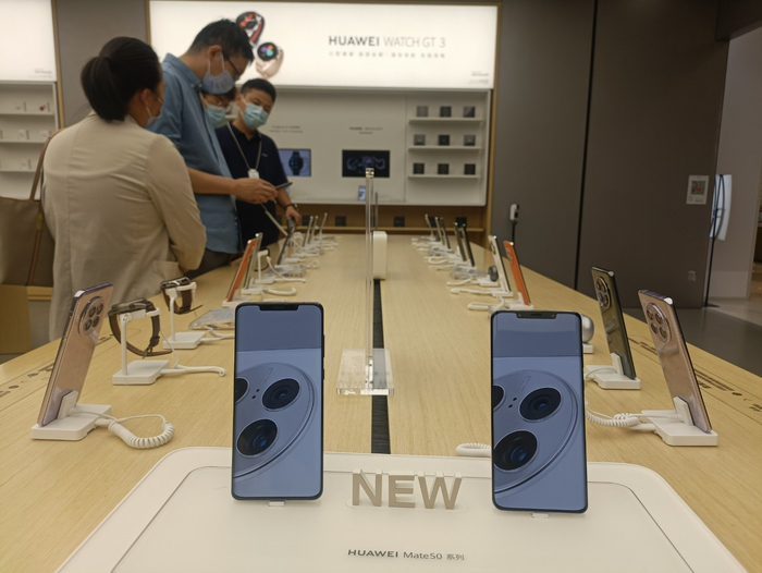 华为Mate50系列首销日，消费者在线下门店体验新机。