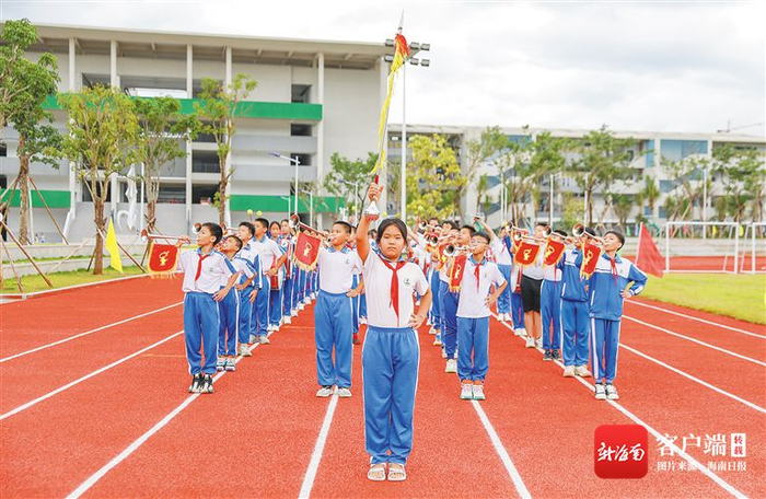  去年9月，在白沙黎族自治县第一小学新址，该校鼓号队队员在排练。 海南日报记者 李天平 摄
