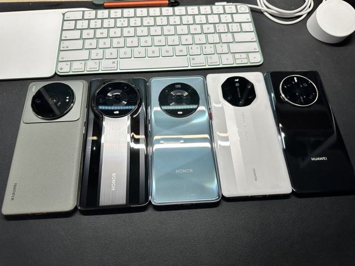 当然，现在背面区别也不大了……图源：品玩 LU摄