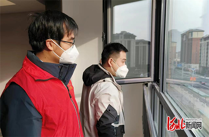 雄安新区容西管委会飞泉社区书记梁树陪同回迁居民验房。  王青峰摄