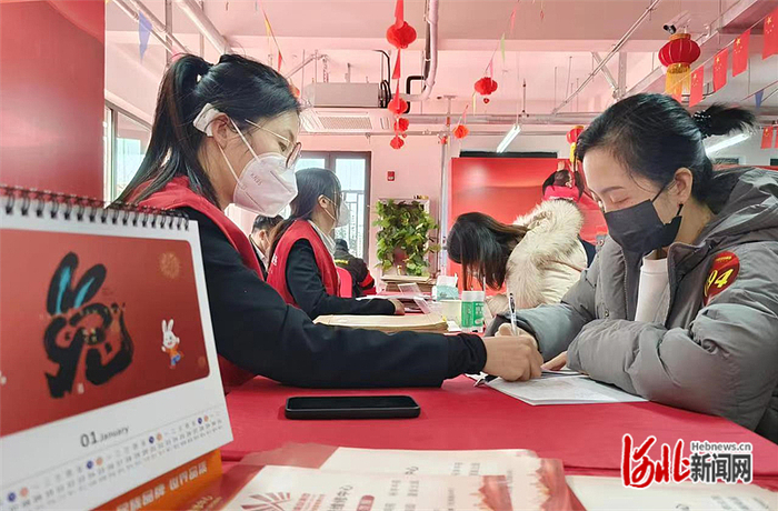 在交付现场回迁居民办理交房手续。  王青峰摄