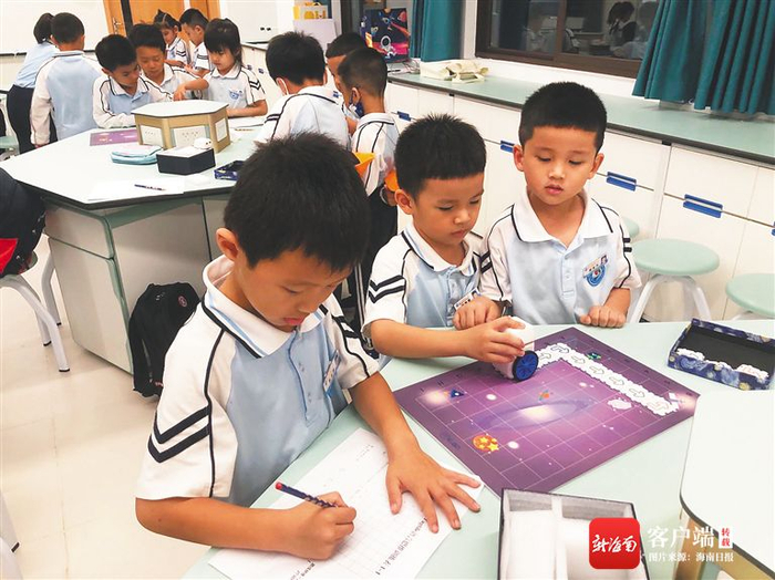  海口市滨海九小新埠分校学生参加丰富多彩的课后活动。 学校供图