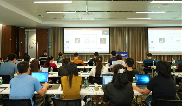 　　老师们正在参加腾讯扣叮开展的公益师训