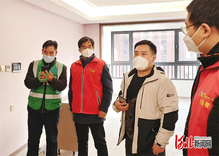 雄安新区容西管委会飞泉社区书记梁树带领社工、总包方陪同回迁居民验房，听取业主提出的问题。  王青峰摄