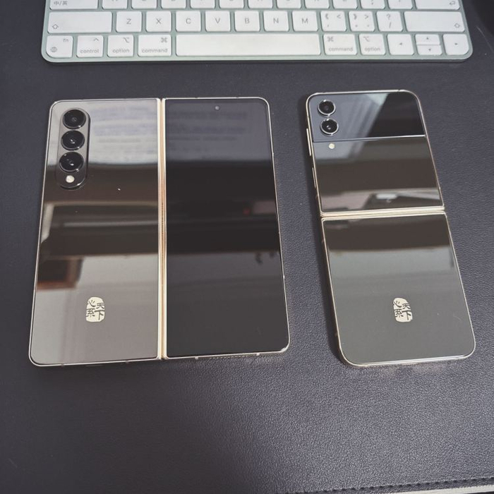  图源：品玩 LU摄 三星W23 Fold（左）W23 Flip（右）