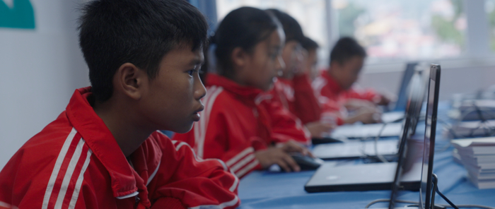 　　陈元春创客班的孩子正在上编程课