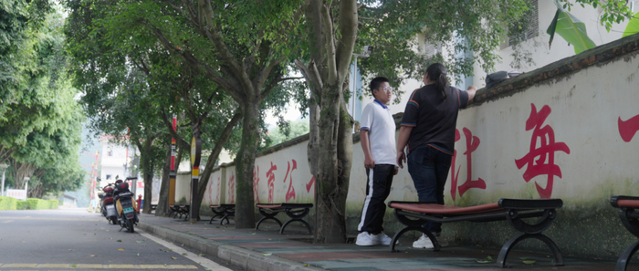 　　升入初中后的陆同学与陈元春老师在校外聊天