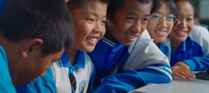 　　孩子们聚在一起观看自己做的编程作品