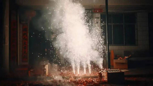 　　“就地过年”即将画上句点。/《四个春天》