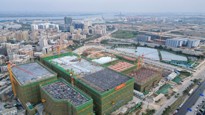 △江门市安全应急产业园吸引了很多项目进驻，建设进行得如火如荼。甘泽宇 摄