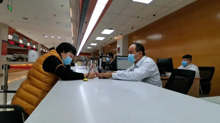 市民在衡水市市民中心办理业务。（资料图片）