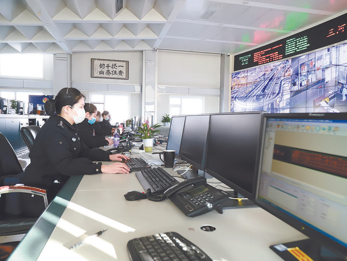     图为三河市公安局指挥中心110接警台。本报记者 王洋洋 摄