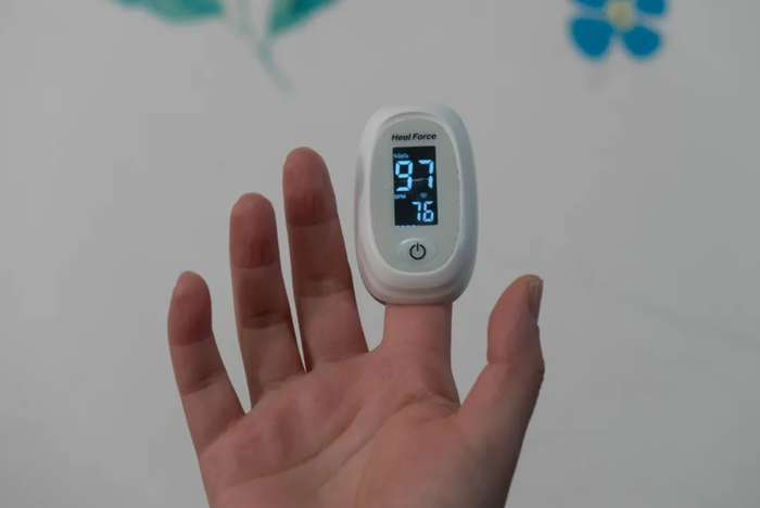 2022年12月18日，上海，市民在家中通过指夹式血氧仪测量血氧饱和度和心跳。（图|视觉中国）