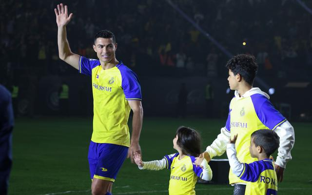 C罗和家人亮相沙特利雅得胜利。  图/新华社