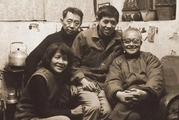 △（左起）黄永玉、张梅溪、儿子黄黑蛮和沈从文
