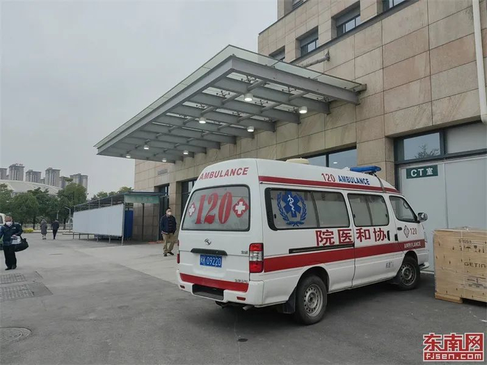 院区门口配备急救车东南网记者 冯川叶 摄 