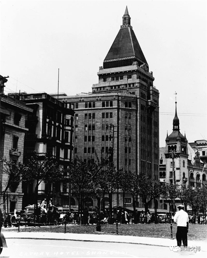 ▲照片为30年代初拍摄，左侧为汇中饭店，此时塔亭已经不存