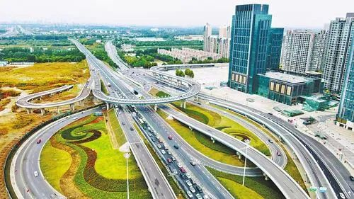 通燕高速三河燕郊西出口立交枢纽正式通车后，三河通往北京城市副中心仅需10分钟。