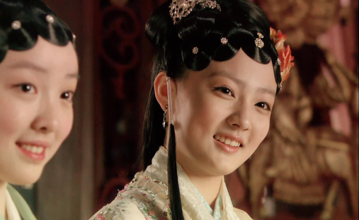 新版《红楼梦》中，徐璐饰演少年薛宝琴。