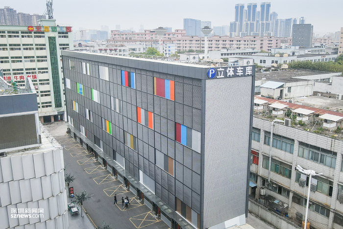 玉律社区南海百货立体停车库。