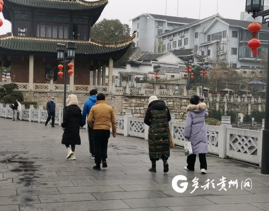 亲朋好友结伴前往甲秀楼