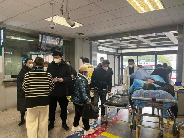 △急诊科一楼大厅来往的人群