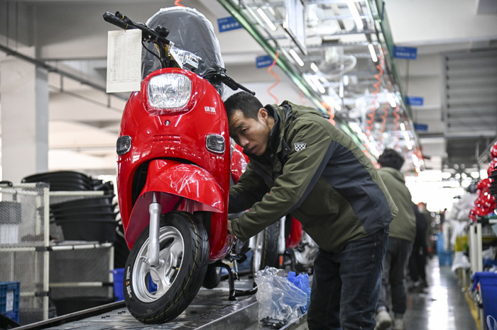 浙江绿源电动车有限公司生产线上，一台台崭新的电动车正组装下线&nbsp;视觉中国图