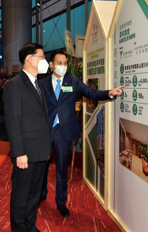 　　香港青年联会主席杨政龙向香港特别行政区行政长官李家超介绍青联青年宿舍的营运概念